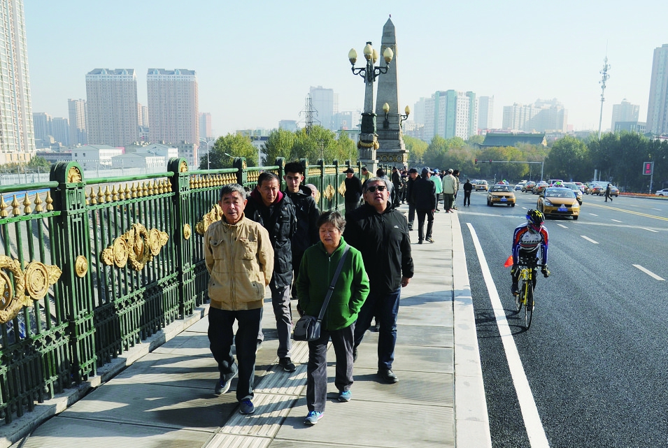 哈尔滨市霁虹桥开通首日桥宽路广车流顺畅