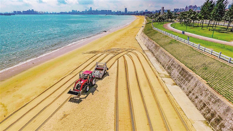 【焦点图】【即时快讯】机器“保洁员”守护海滩清洁