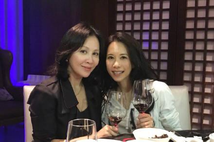 莫文蔚晒与刘嘉玲合照 两人手拿酒杯笑的很甜