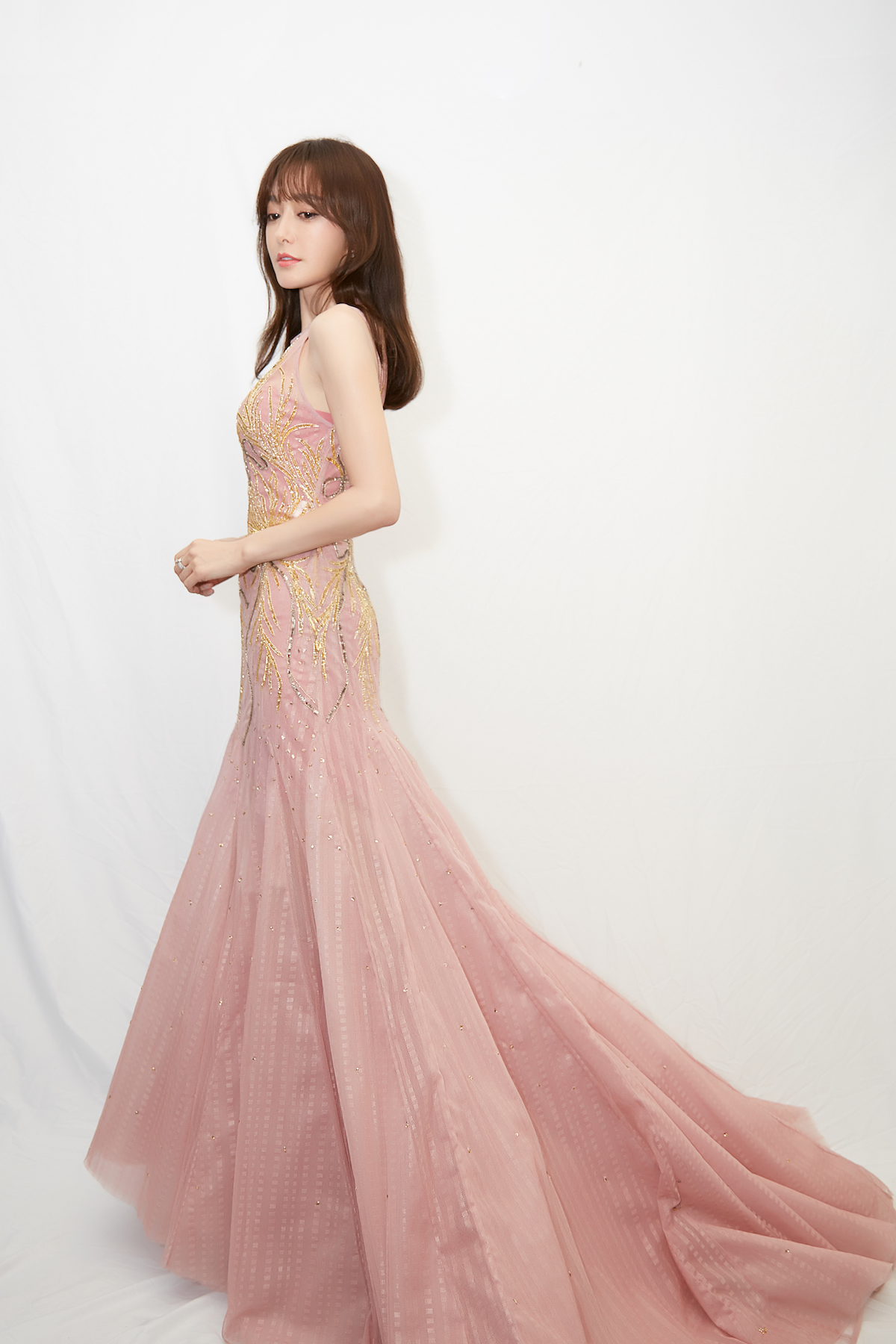 秦岚正式解锁主持新技能大秀舞蹈仙气十足