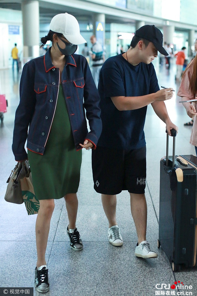 董子健亲吻孙怡的手 女方宽松裙孕肚凸显美腿纤细