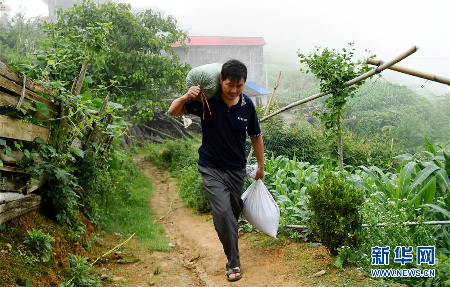 廣西:山村“空店”交易紅紅火火 廣西:山村“空店”交易紅紅火火