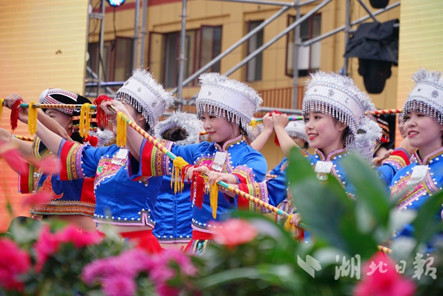 舞起來 土家茶鄉女兒會燃情啟幕