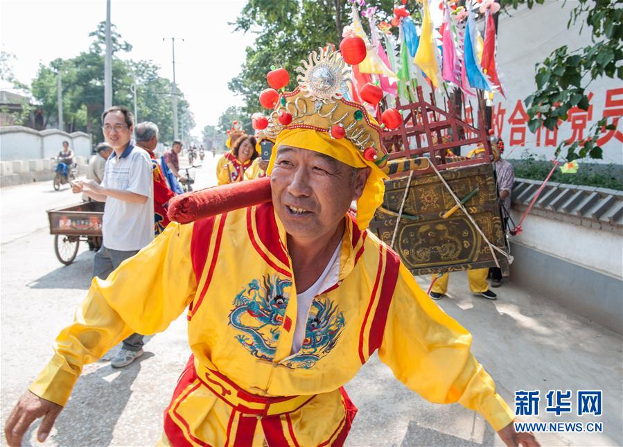 石家庄：传承非遗“抬花杠