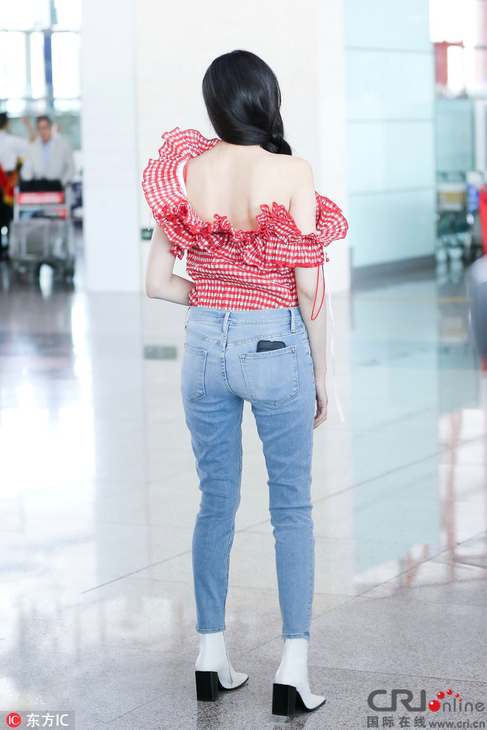张天爱现身机场 露肩上衣秀出大片雪白后背