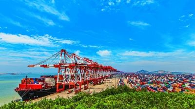 【国际在线首页列表+中国经济传奇图】中国港口：飞速发展联通世界