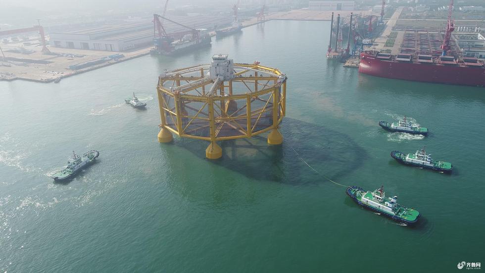 世界首座最大的半潜式智能海上“渔场”在青岛完成装载