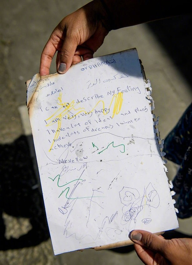 随着灰烬飘到大楼外的一张纸条，上面是一个孩子曾经写下的对未来的期许