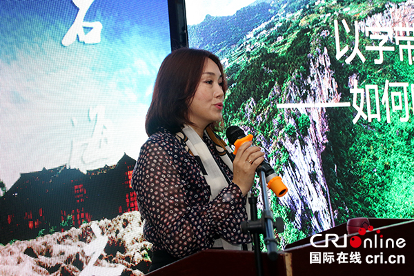 图片默认标题_fororder_孙艳红在给文艺爱好者讲座--(摄影-高学兵)