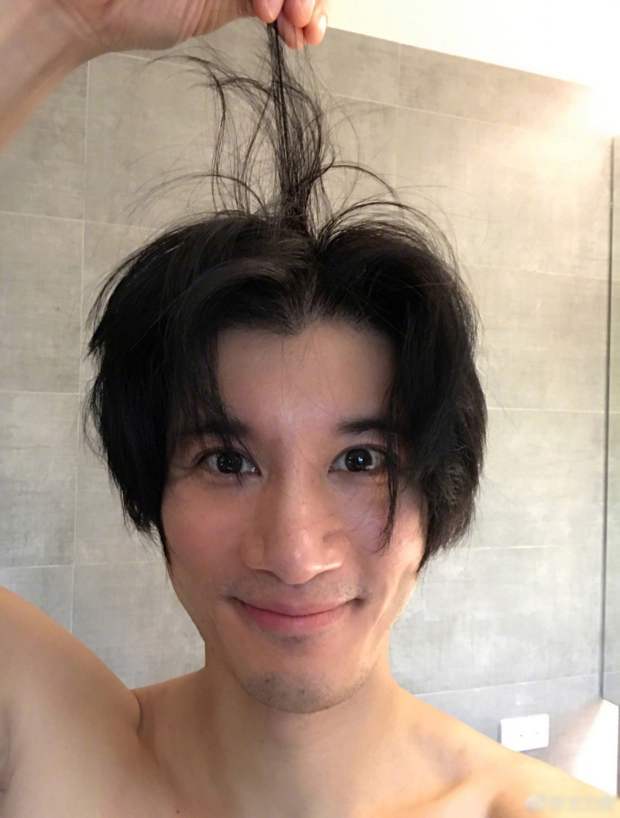 王力宏难忘撞脸高晓松 征求粉丝意见想剪发