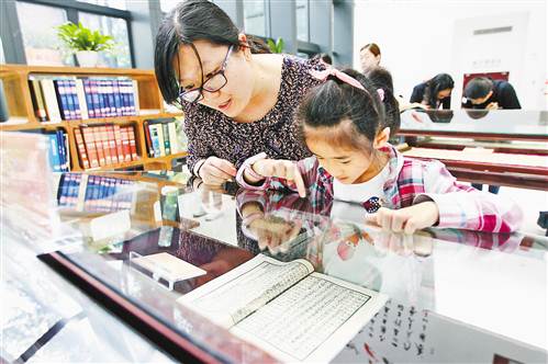 【文化图文】西南大学图书馆举行“时光中的重庆”地方志展
