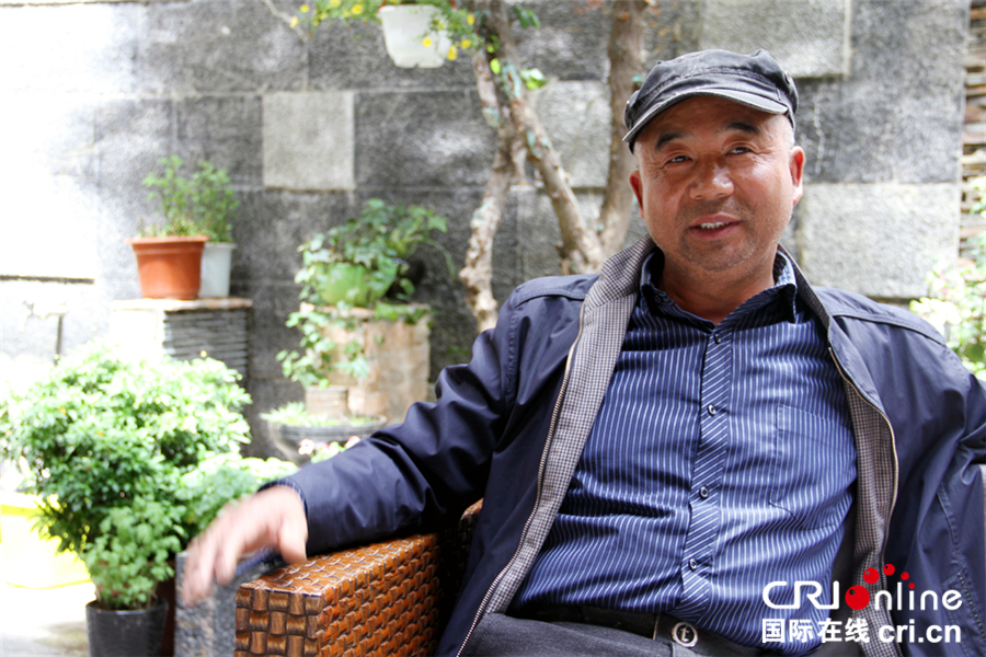 研究独克宗古城的考古专家(摄影 王聿喆)