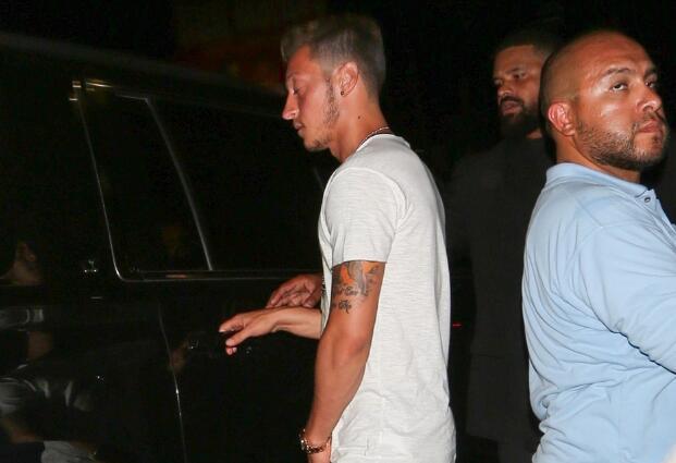 厄齐尔洛杉矶夜店狂欢 眼神迷离4金发长腿女陪伴