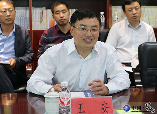 县委书记王安在听取专家学者意见建议的同时,详细记录各专家对绥棱