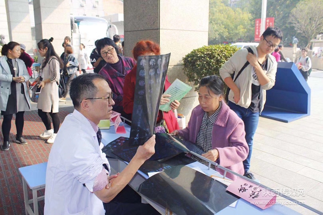 西安市红会医院医生义诊间隙抽空献血