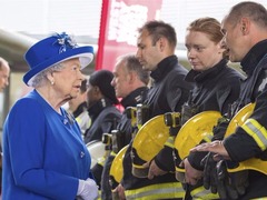 英国女王看望居民楼火灾事故受灾居民