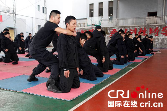 已过审【CRI专稿列表】重庆举行“走进警营·战训印象”警民互动体验活动