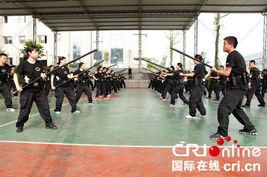 已过审【CRI专稿列表】重庆举行“走进警营·战训印象”警民互动体验活动