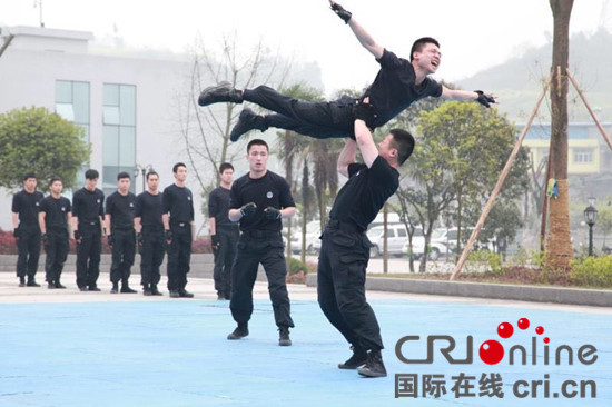 已过审【CRI专稿列表】重庆举行“走进警营·战训印象”警民互动体验活动