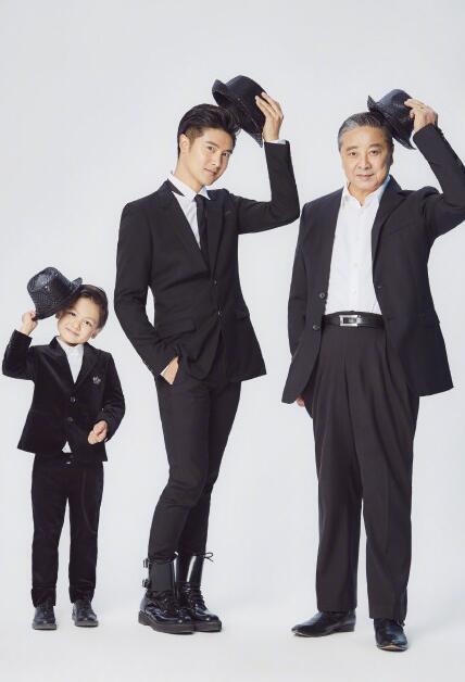 田亮晒祖孙三代同框照 高颜值基因强大