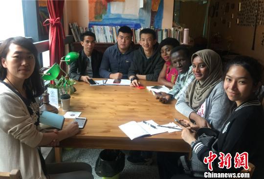 留学生谈“中国关键词”：美食武术方言是热点