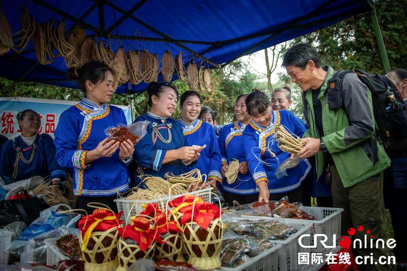 贵州天柱槐寨村：巧手织出幸福路（组图）