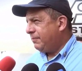 哥斯达黎加总统采访中意外吞下黄蜂 笑称纯蛋白(视频)