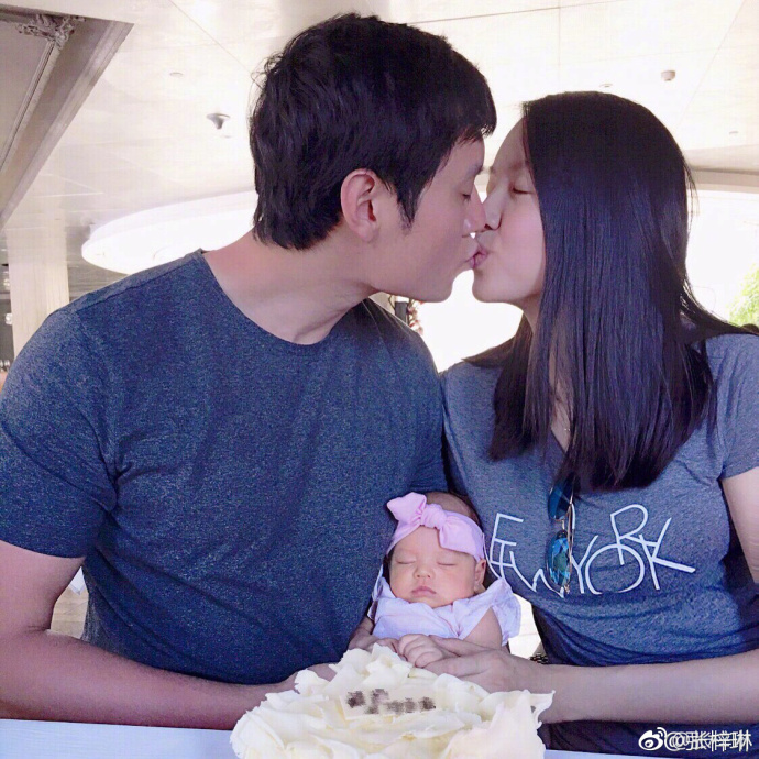 胖妹夹在中间眼里只有蛋糕