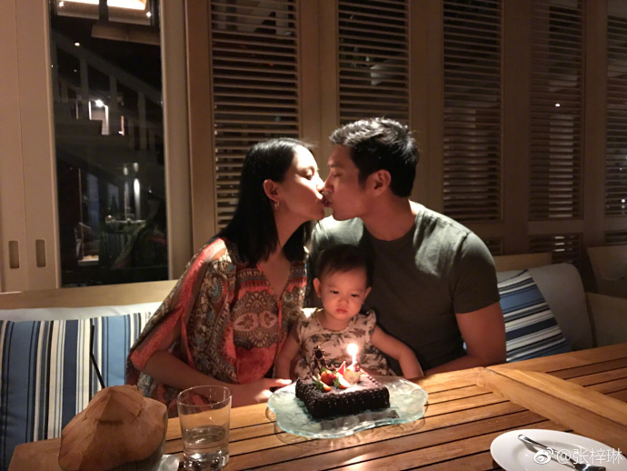 张梓琳与老公接吻!胖妹夹在中间眼里只有蛋糕