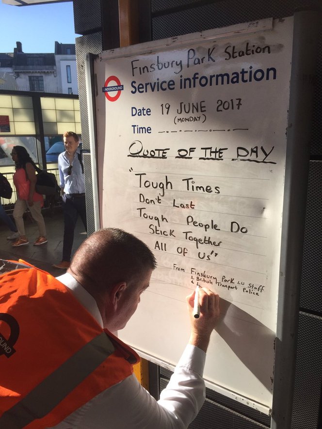 伦敦一名地铁工人在信息板上留言称：艰难的日子总会过去。