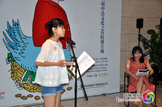 冠军得主罗含艺(左)与亚军获得者戴沁园(右)非常投入地朗读表演