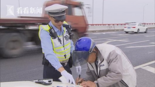 【区县新闻】闵行交警集中整治两轮车“上桥入隧”