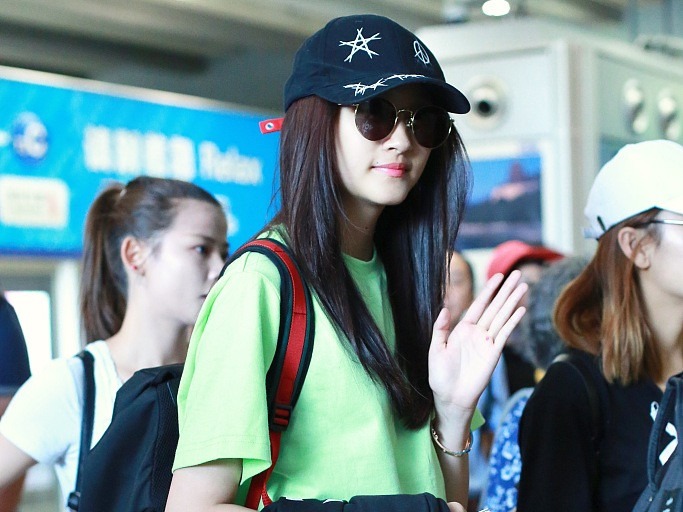 关晓彤与助理热聊捂嘴笑弯腰嘟嘴卖萌 手指前方提醒记者注意安全