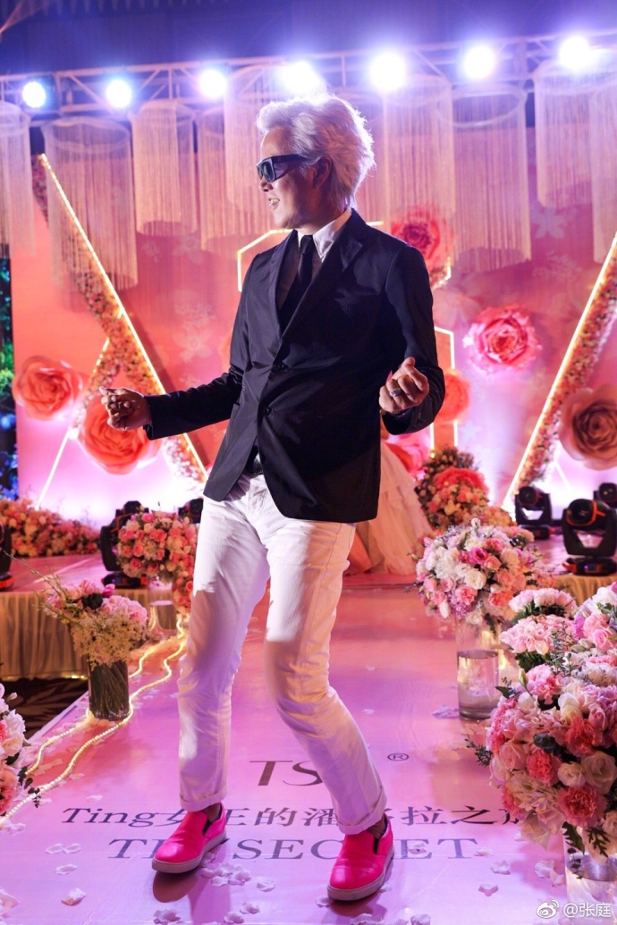 张庭生日与陶虹牵手美翻了 老公林瑞阳开心跳舞