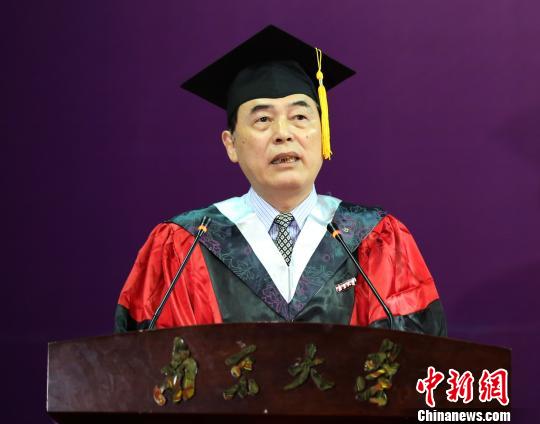 南京大學校長陳駿在畢業典禮上發言激勵學子要吃得了苦,做得大事.