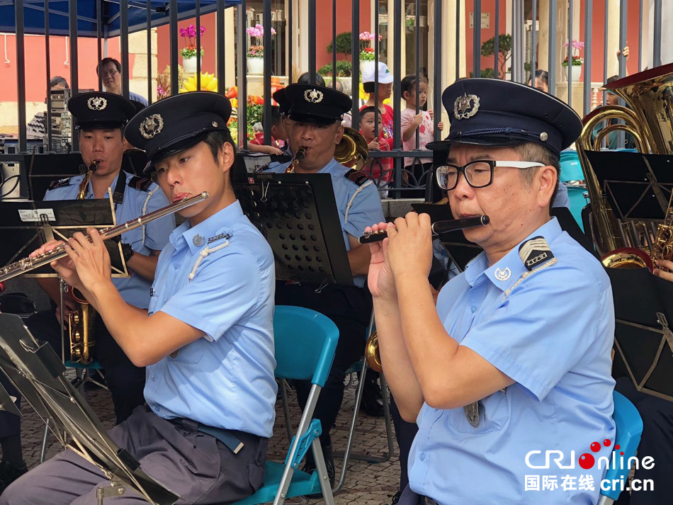 澳门特区政府总部27,28日连续两天对外开放,澳门治安警察局银乐队为