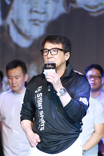 成家班40周年庆典 成龙：荣誉属于成家班兄弟