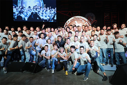 成家班40周年庆典 成龙：荣誉属于成家班兄弟