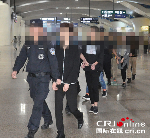 图片默认标题_fororder_警方将18名诈骗嫌疑人从重庆押回广州image013 (1)