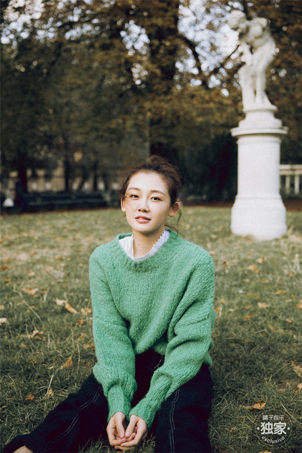 苗苗巴黎街拍曝光 迎风而笑温暖治愈