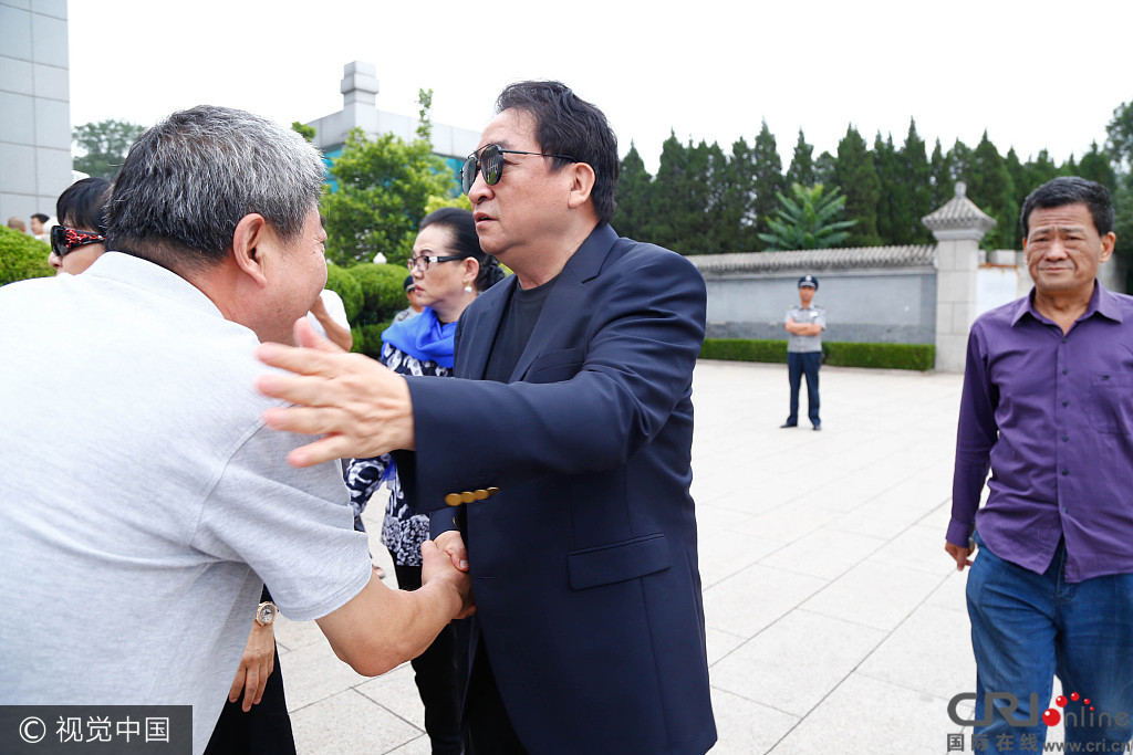 唐杰忠追悼会:姜昆冯巩巩汉林苗阜现身送别