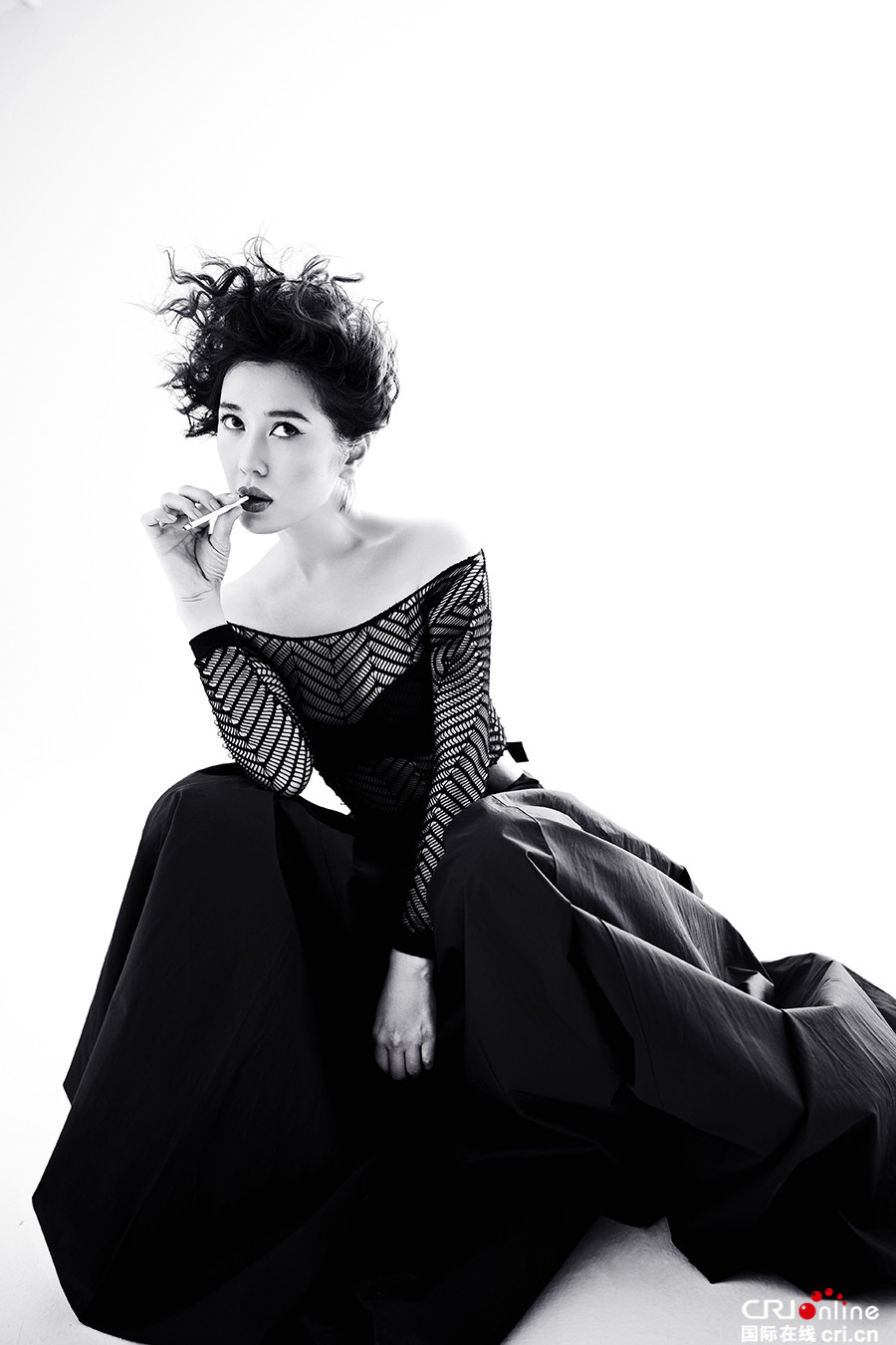 余男写真镂空罩衫大胆前卫 挑战爆炸头气场十足