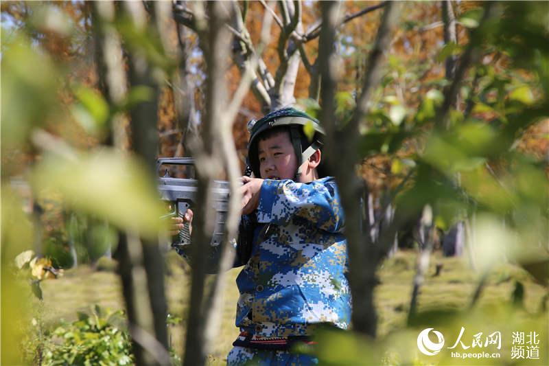 高清组图：“娃娃兵”学本领