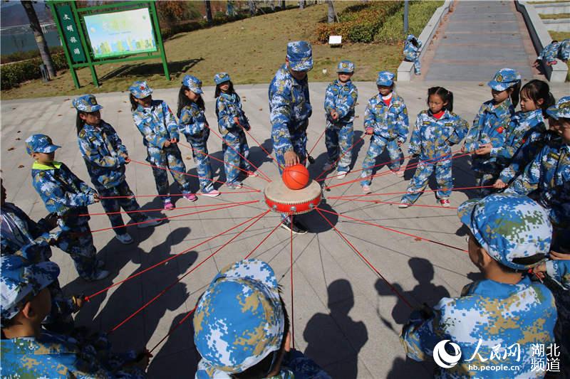 高清组图：“娃娃兵”学本领