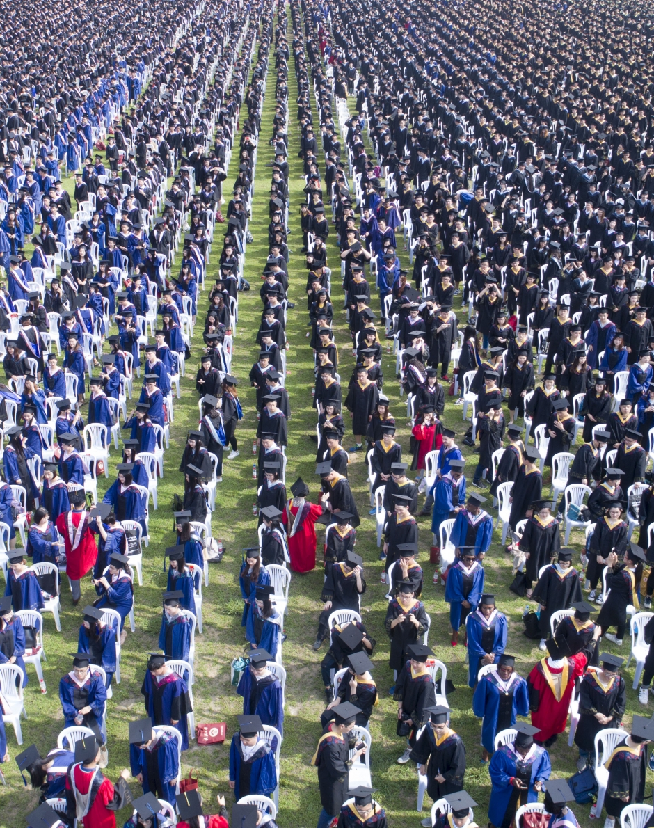 航拍武漢大學畢業典禮七千名畢業生被授學位場面壯觀組圖