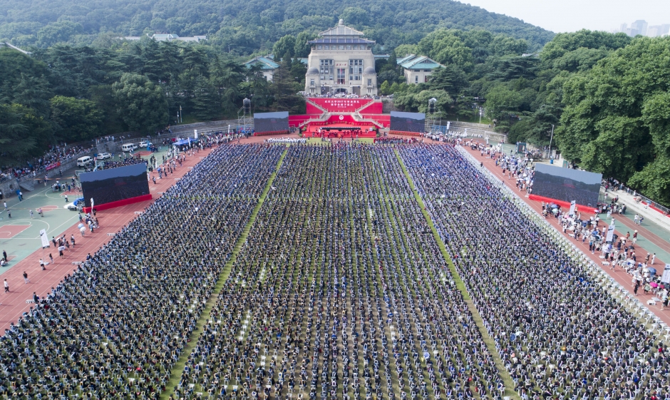 航拍武漢大學畢業典禮 七千名畢業生被授學位場面壯觀(組圖)