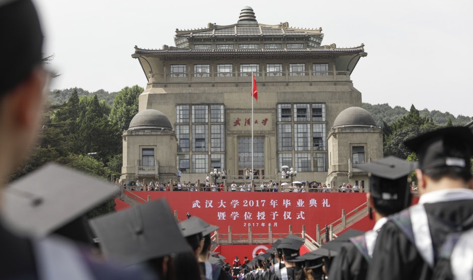 航拍武汉大学毕业典礼七千名毕业生被授学位场面壮观组图