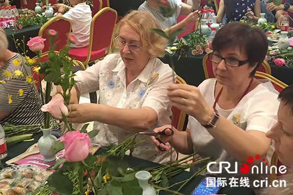 “北京沙龙·亲历北京”:外国友人体验中国茶艺与花艺