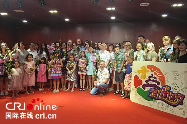 “北京沙龙·亲历北京”:外国友人体验中国茶艺与花艺