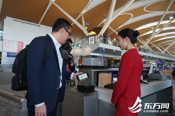 內地首家 浦東機場開啟國際港澳臺航班無紙化過檢登機服務